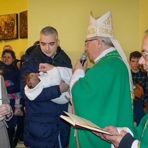 Biskup Gorski krstio peto dijete obitelji Čehil u župi BDM Žalosne - Špansko